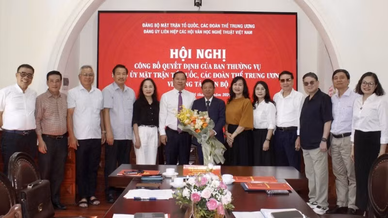 Lễ công bố quyết định Phó Giáo sư, Tiến sĩ, nhạc sĩ Đỗ Hồng Quân giữ chức Bí thư Đảng ủy Liên hiệp các Hội VHNT Việt Nam.