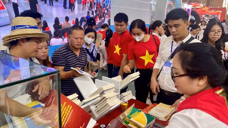 Hoạt động tặng sách tại gian trưng bày của Viện Hàn lâm Khoa học xã hội Việt Nam trong Triển lãm “80 năm hành trình Độc lập-Tự do-Hạnh phúc”.