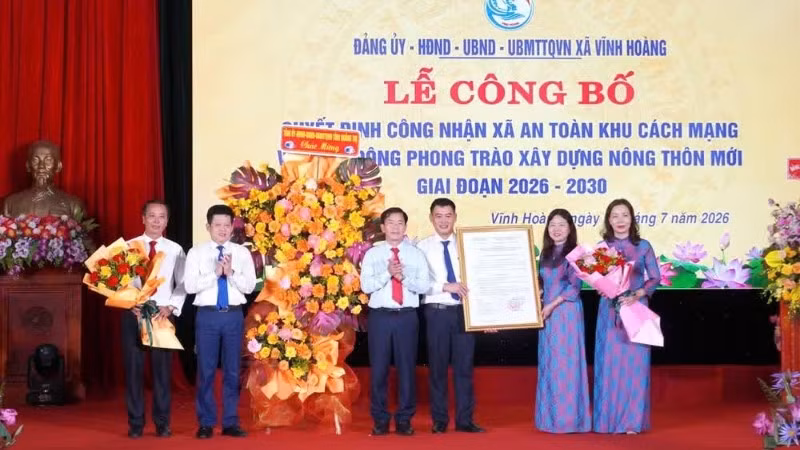 Trao quyết định công nhận xã Vĩnh Hoàng là xã An toàn khu trong thời kỳ kháng chiến.