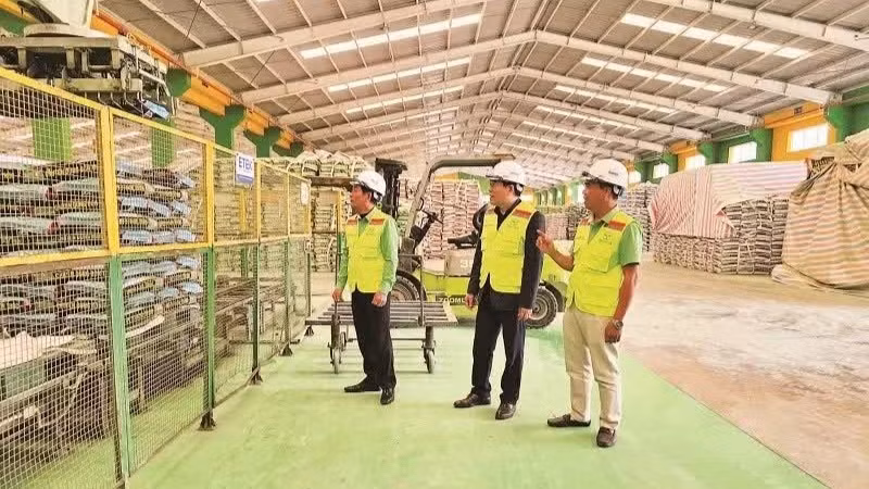 Tại Công ty cổ phần Công Nông nghiệp Tiến Nông, đảng viên luôn giữ vai trò tiên phong, gương mẫu. (Ảnh: BÙI THÁI BÌNH)