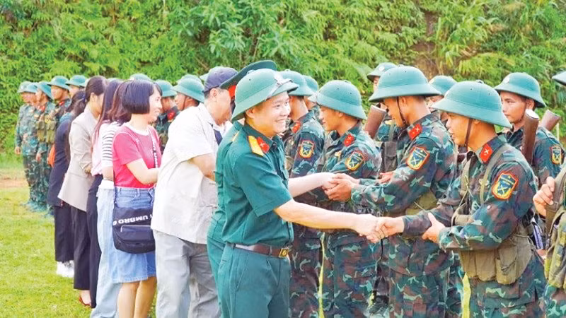 Các tác giả trong chuyến thực tế thuộc khuôn khổ Trại sáng tác kịch bản của Điện ảnh Quân đội tổ chức.