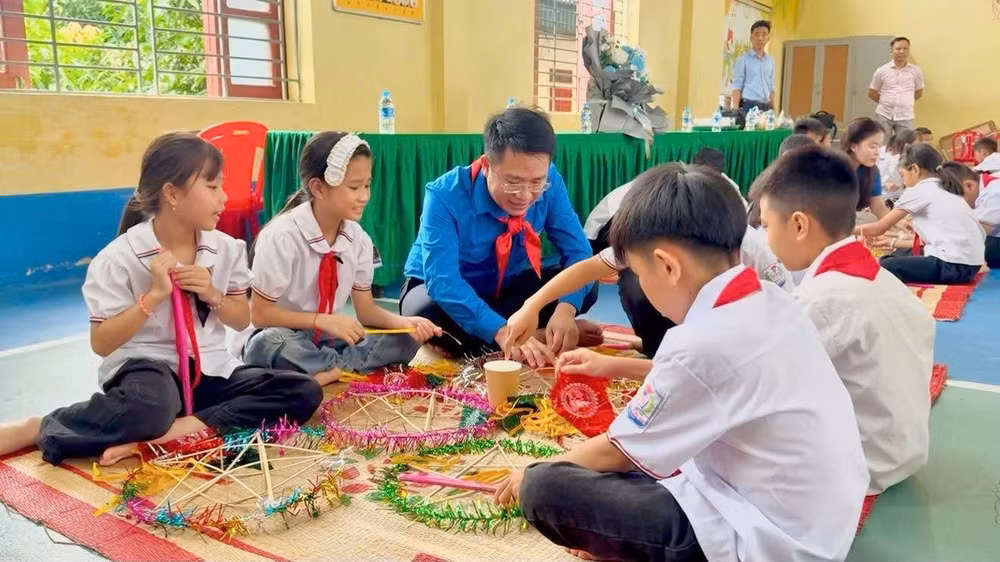Hoạt động làm lồng đèn Trung thu trong khuôn khổ chương trình “Vì đàn em vùng biên thân yêu” và đêm hội “Trung thu cho em-Lồng đèn thắp sáng ước mơ” tại xã Sơn Kim 2, tỉnh Hà Tĩnh.