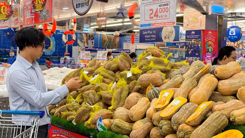 Người dân mua sắm tại gian hàng gắn bộ nhận diện “Tick xanh trách nhiệm” tại siêu thị MM Mega Market Thành phố Hồ Chí Minh.