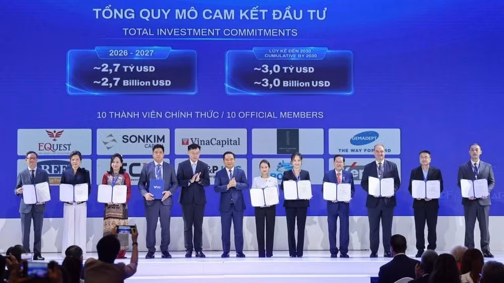 Chủ tịch Ủy ban nhân dân Thành phố Hồ Chí Minh Nguyễn Văn Được, Phó Chủ tịch Ủy ban nhân dân Thành phố Hồ Chí Minh Trương Minh Huy Vũ trao giấy chứng nhận 10 thành viên đầu tiên của VIFC-HCMC. (Ảnh: BTC)