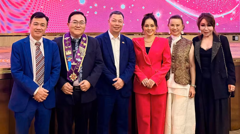 Ông Phùng Văn Thành - Tham tán Thương mại Việt Nam tại Malaysia (đứng giữa), Tiến sĩ Frederick Yap - Chủ tịch IBF (thứ 2 từ trái sang), bà Đặng Minh Anh - Chủ tịch IBF Vietnam-Singapore (thứ 3 từ phải sang) tại sự kiện. (Ảnh: IBF Vietnam-Singapore)