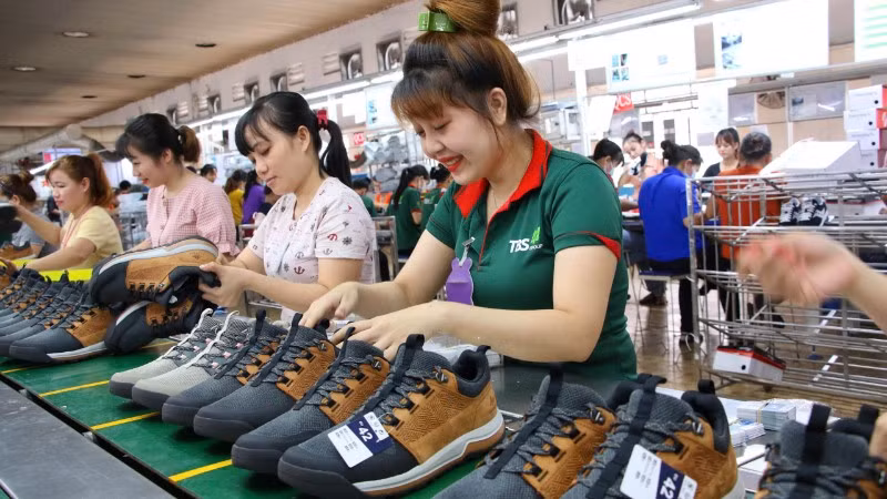 Sản xuất giày tại nhà máy TBS Group, phường Bình Dương. (Ảnh: THẾ ANH)