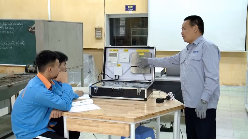 Trong nhiều lớp học nghề hiện nay, công nghệ mô phỏng đã trở thành bước chuẩn bị trước khi sinh viên bước vào xưởng thực hành.