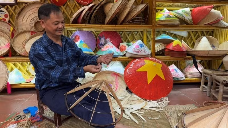 Nghệ nhân Lê Văn Tuy tỉ mỉ bứt vòng nón.