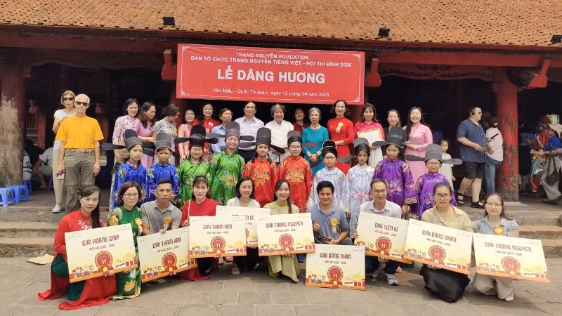 Các em học sinh dâng hương báo cáo thành tích tại Văn Miếu Quốc Tử Giám.