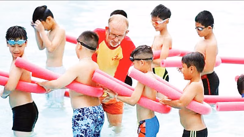 Chuyên gia nước ngoài dạy kỹ năng bơi cho trẻ em tại Việt Nam. (Ảnh: TDTT)