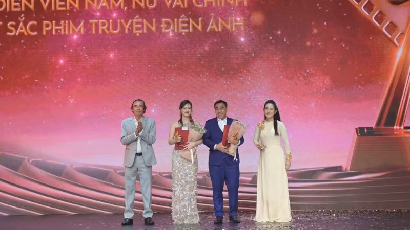 Trao giải nam, nữ diễn viên chính xuất sắc phim truyện điện ảnh tại Giải thưởng Cánh diều năm 2024.