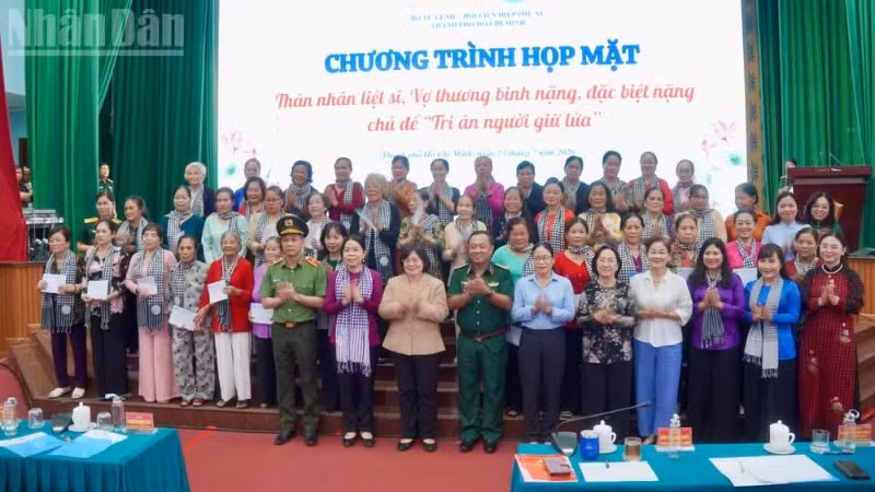 Ban tổ chức chụp ảnh lưu niệm cùng các thân nhân liệt sĩ, vợ thương bệnh binh. 