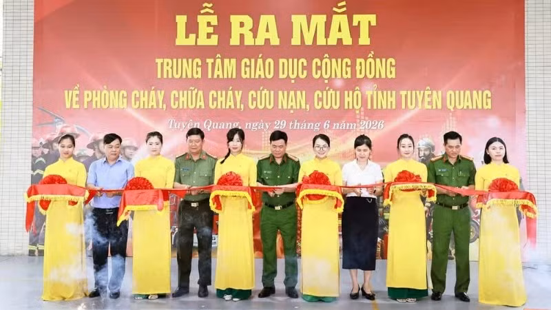 Các đại biểu cắt băng khánh thành Trung tâm giáo dục cộng đồng về phòng cháy, chữa cháy, cứu nạn, cứu hộ tỉnh Tuyên Quang.