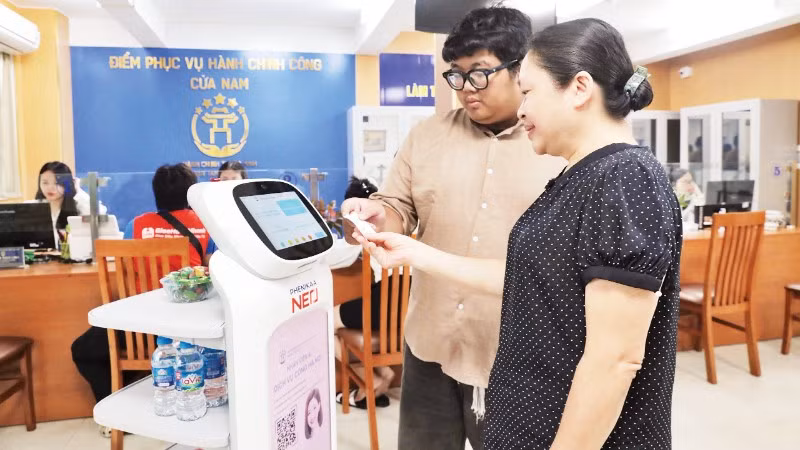 Người dân sử dụng dịch vụ hành chính công tại phường Cửa Nam, Thành phố Hà Nội. (Ảnh: TRẦN GIANG)