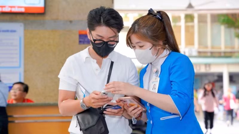 Hướng dẫn người dân thực hiện thao tác trên ứng dụng UMC Care. (Ảnh: Bệnh viện cung cấp)