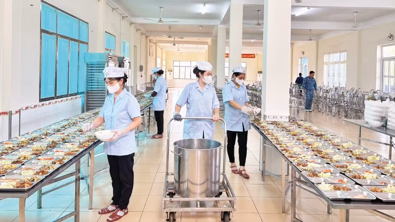 Nhân viên hậu cần Lữ đoàn 189 chuẩn bị suất ăn cho bộ đội.