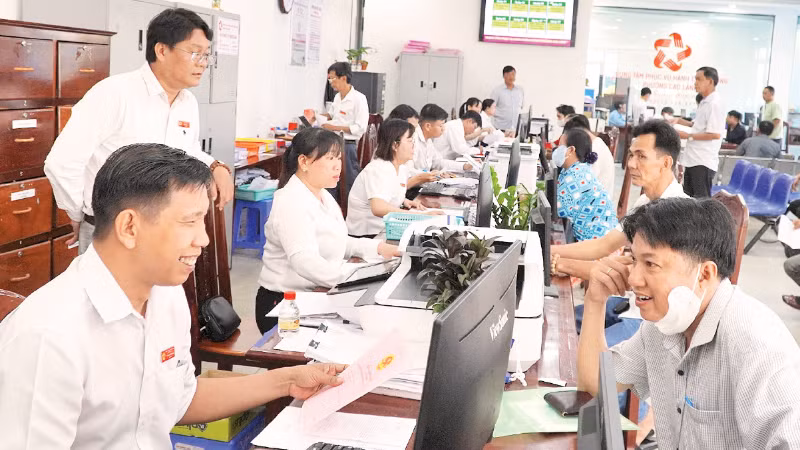 Cán bộ Trung tâm phục vụ hành chính công phường Cao Lãnh, tỉnh Đồng Tháp niềm nở khi giải quyết thủ tục hành chính cho nhân dân.