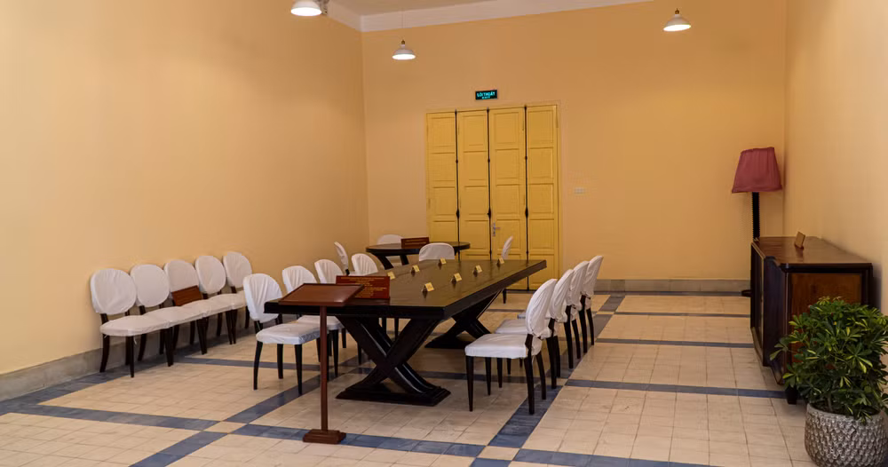 Không gian và chiếc bàn này là nơi Chủ tịch Hồ Chí Minh cùng các đồng chí trong Trung ương Đảng thông qua 3 nội dung: Tuyên ngôn Độc lập; Tổ chức lễ Quốc khánh; Thành phần Chính phủ lâm thời.