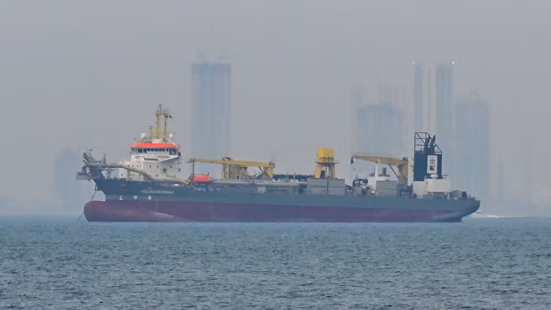 Tàu thương mại thả neo ngoài khơi Dubai, Các tiểu vương quốc Arab thống nhất, do gián đoạn hoạt động vận tải ở eo biển Hormuz, ngày 2/3/2026. (Ảnh: Anadolu Agency /TTXVN)