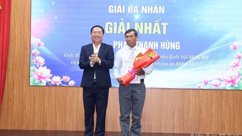 Phó Chủ tịch Ủy ban nhân dân tỉnh Quảng Ngãi Nguyễn Công Hoàng trao giải Nhất cuộc thi cho ông Phan Thanh Hùng, ở xã Đông Sơn.
