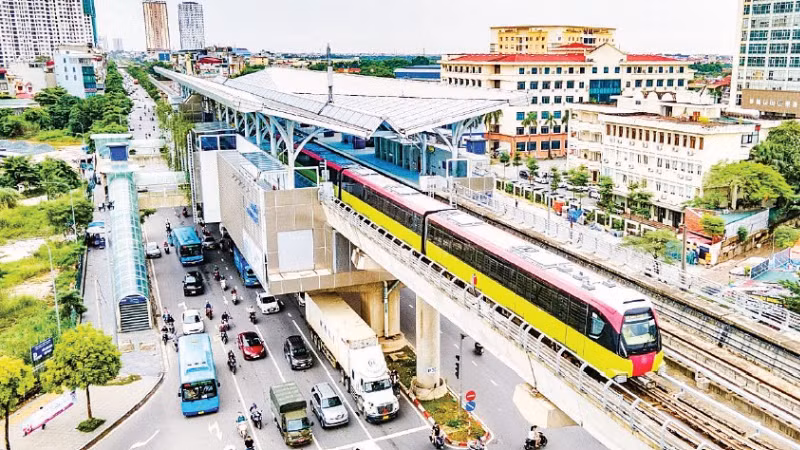 Đường sắt đô thị tại Hà Nội đang được đẩy nhanh tiến độ triển khai. Trong ảnh: tàu điện chạy đoạn trên cao tuyếnđường sắt số 3 Nhổn-ga Hà Nội.