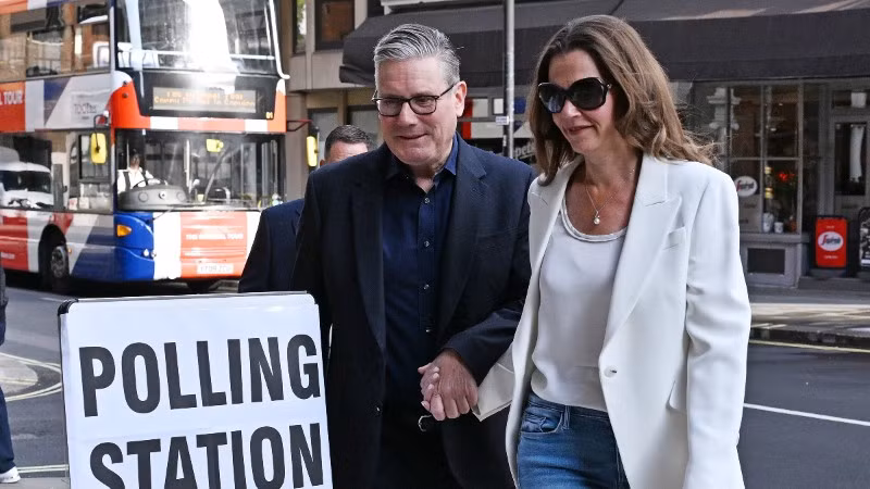 Thủ tướng Anh Keir Starmer (trái) cùng phu nhân tới điểm bỏ phiếu bầu cử Hội đồng địa phương tại London, ngày 7/5/2026. (Ảnh: THX/TTXVN)