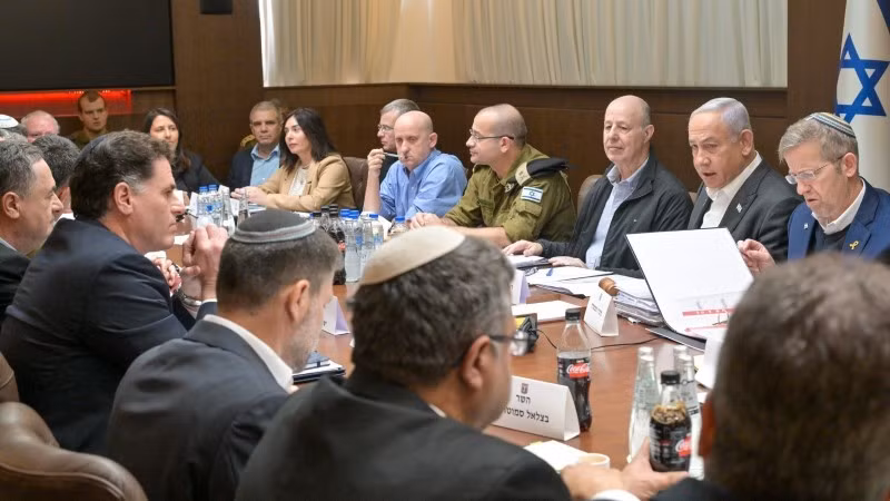 Thủ tướng Israel Benjamin Netanyahu (thứ 2, phải) chủ trì một cuộc họp nội các an ninh tại Jerusalem. (Ảnh: THX/TTXVN)