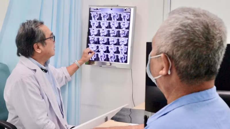 Bác sĩ Bệnh viện Bình Dân đang tư vấn cho người bệnh. (Ảnh: Bệnh viện cung cấp)