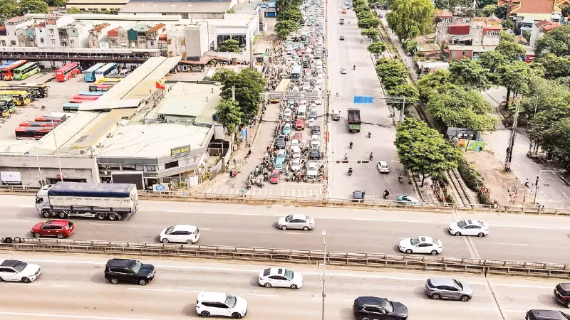 Dòng phương tiện lưu thông trên Quốc lộ 1 (đoạn từ Ngọc Hồi qua Bến xe Nước Ngầm hướng về Giải Phóng, Hà Nội). (Ảnh: TRUNG NGUYÊN)