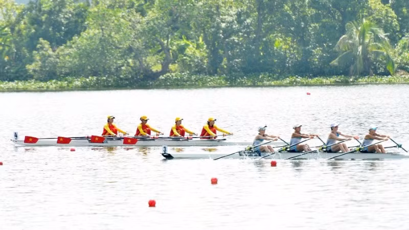Đội rowing thuyền nữ bốn người thi đấu ở nội dung chung kết vô địch châu Á. (Ảnh vhttdlhp.vn)