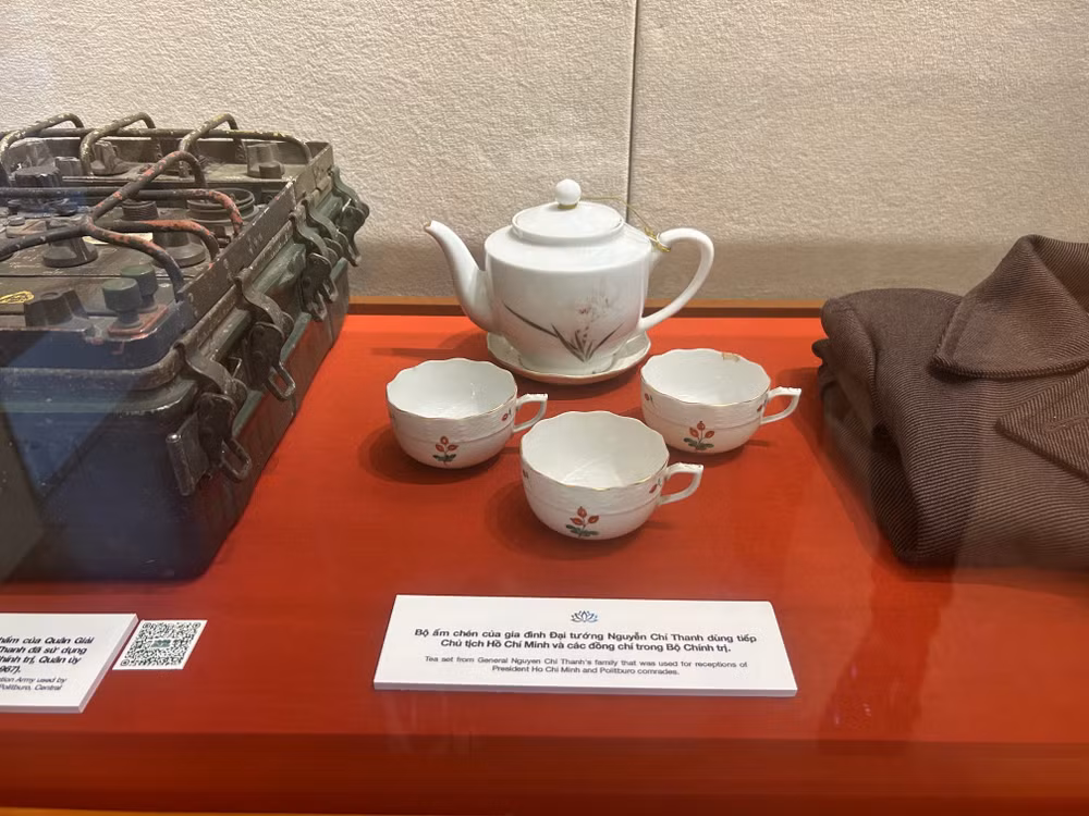 Bộ ấm chén của gia đình Đại tướng Nguyễn Chí Thanh dùng tiếp Chủ tịch Hồ Chí Minh và các đồng chí trong Bộ Chính trị.