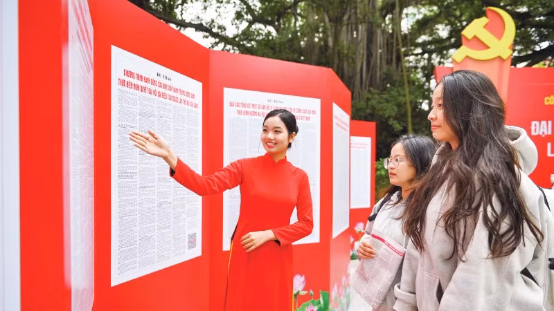 Không gian trưng bày “Toàn văn Dự thảo các văn kiện Đại hội XIV của Đảng” tại Trụ sở Báo Nhân Dân thu hút người dân đến đọc và tham quan. (Ảnh: THẾ ĐẠI)