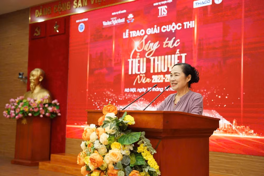 Nghệ sĩ Nhân dân Trịnh Thúy Mùi, Phó Chủ tịch của Liên hiệp các Hội Văn học Nghệ thuật Việt Nam, Chủ tịch Hội Nghệ sĩ Sân khấu Việt Nam phát biểu tại lễ trao giải.