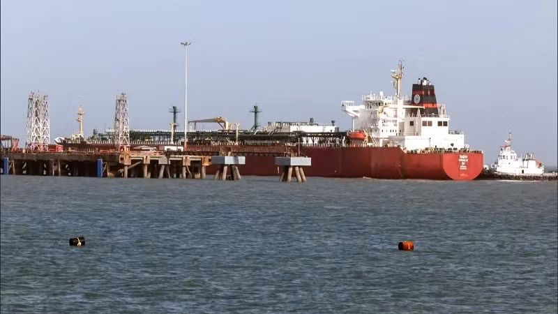 Tàu chở khí hóa lỏng Shivalik cập cảng Mundra, Ấn Độ sau khi di chuyển qua eo biển Hormuz ngày 16/3/2026. (Ảnh: ANI/TTXVN)