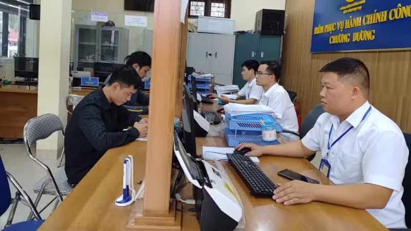 Cơ quan chức năng tích cực cải cách hành chính, phục vụ nhân dân. (Ảnh: VĂN HỌC)