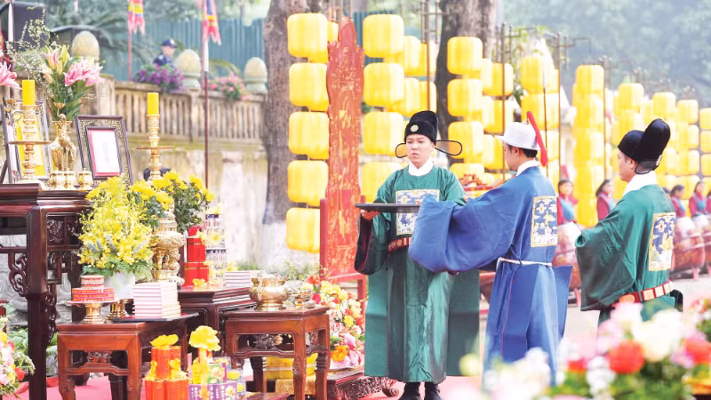 Các nghi thức cung đình tại Hoàng thành Thăng Long trong dịp đón năm mới được phục dựng, thu hút đông đảo khách du lịch.