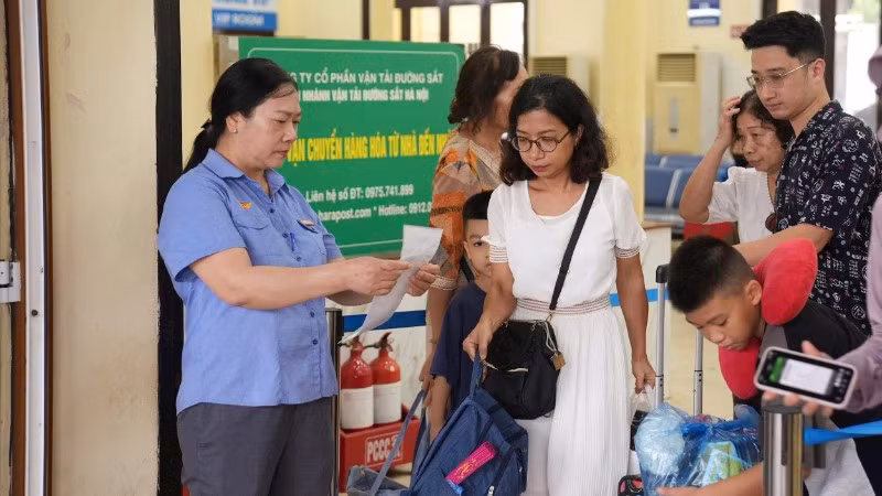 Hành khách làm thủ tục lên tàu.