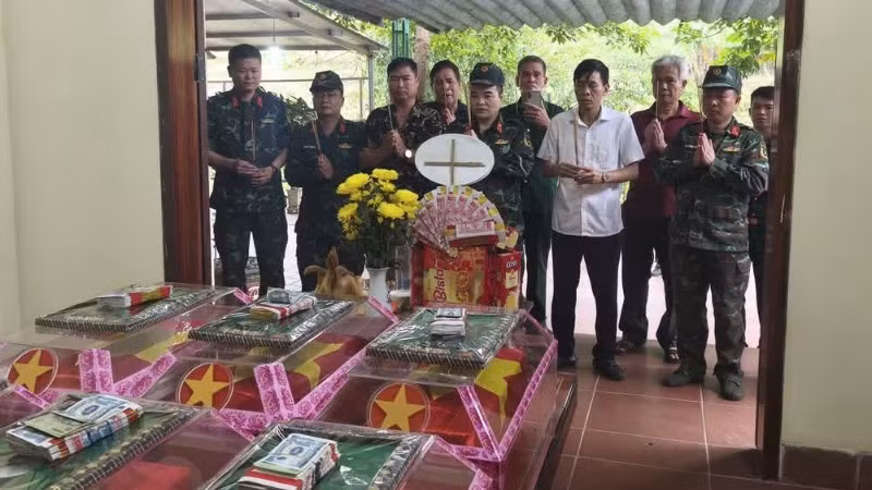 Hài cốt liệt sĩ được đưa về nhà chờ Đội Tìm kiếm, quy tập hài cốt liệt sĩ để tổ chức an táng theo quy định.