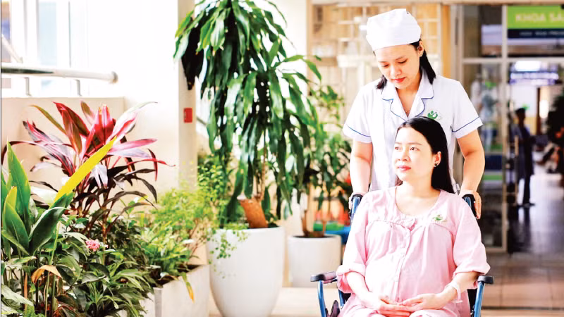 Đội ngũ điều dưỡng chăm sóc sức khỏe bà mẹ mang thai tại Bệnh viện Phụ sản Hà Nội. (Ảnh: HỒNG VÂN)