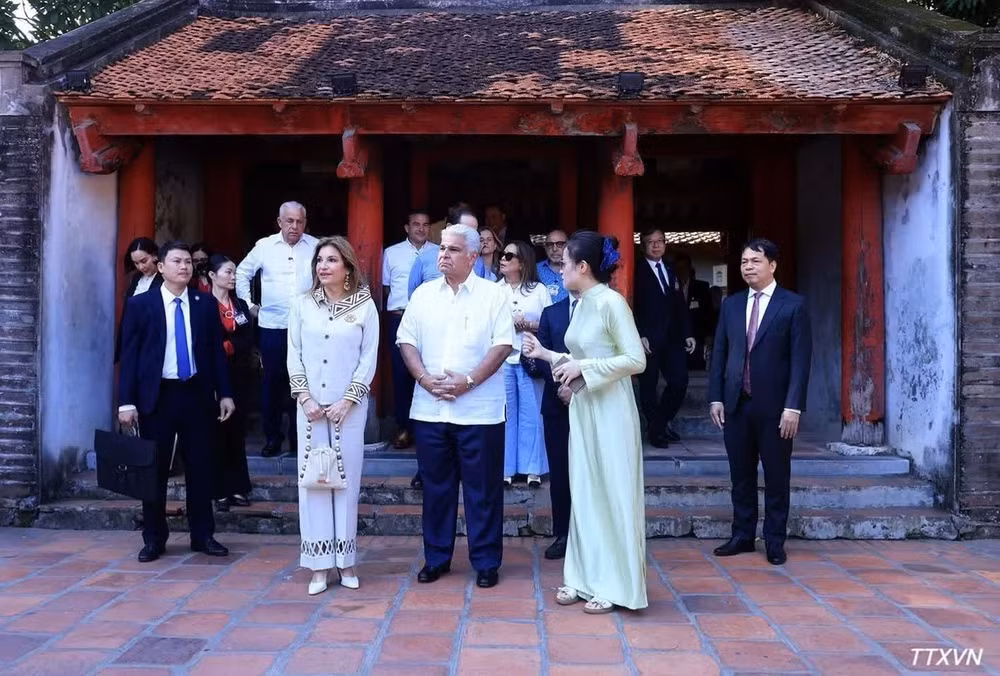 Hướng dẫn viên giới thiệu về Văn Miếu-Quốc Tử Giám với Tổng thống Cộng hòa Panama José Raúl Mulino Quintero và Phu nhân. (Ảnh: Tuấn Anh/TTXVN)