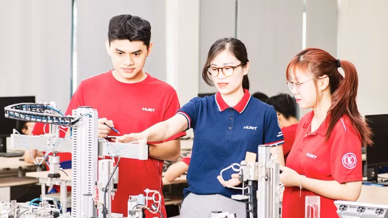 Giảng viên Đại học Bách khoa hướng dẫn sinh viên thực hành tại phòng thí nghiệm. (Ảnh: THU HUỆ)