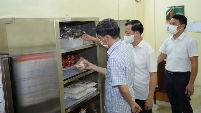 Lực lượng chức năng kiểm tra công tác bảo đảm an toàn thực phẩm tại các cơ sở sản xuất, kinh doanh trên địa bàn Thành phố Hà Nội. (Ảnh: THU THẢO)