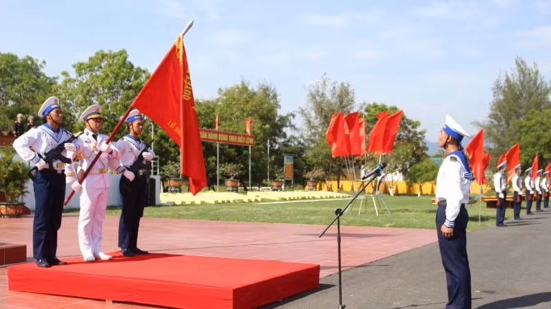 Đại diện chiến sĩ mới thực hiện tuyên thệ tại Lữ đoàn 957. (Ảnh: CTV)