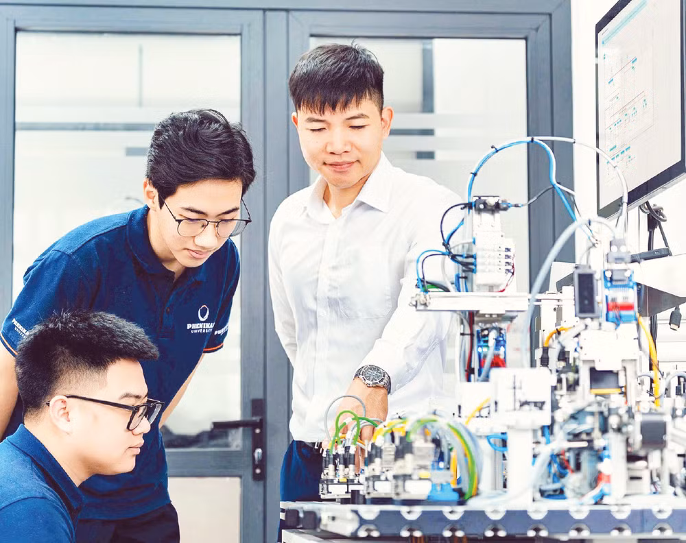 Sinh viên thực hành trên các thiết bị hiện đại tại phòng thí nghiệm.