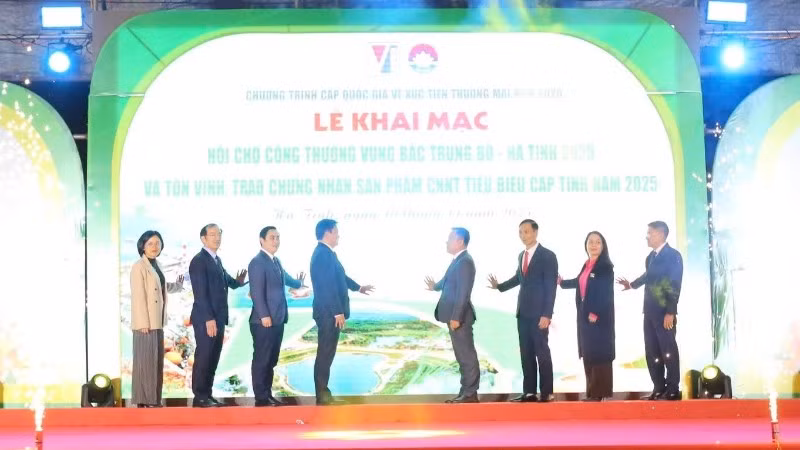 Đại diện lãnh đạo tỉnh Hà Tĩnh, Cục Xúc tiến thương mại thực hiện nghi thức khai mạc hội chợ.