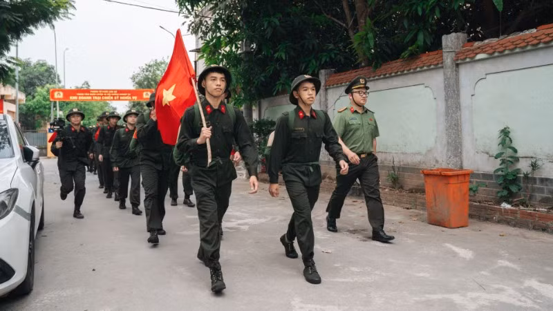 Đoàn cán bộ, chiến sĩ xuất phát hành quân tới Đài tưởng niệm các Anh hùng liệt sĩ Trường Sơn.