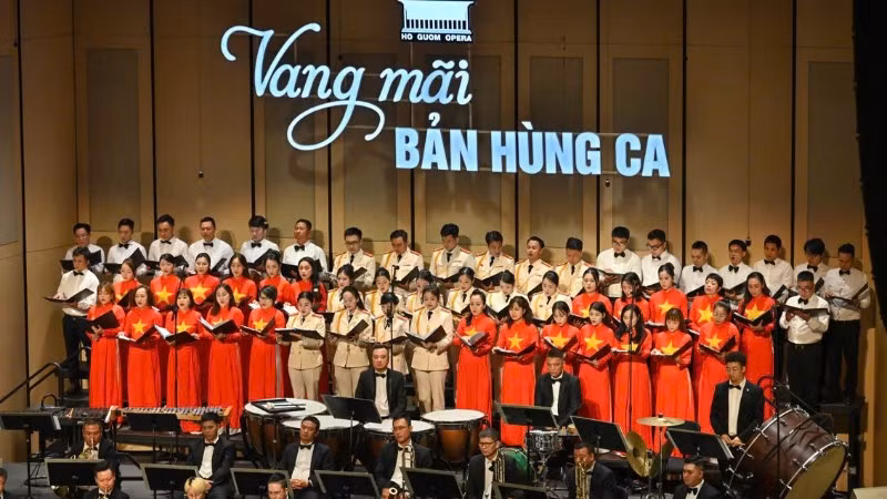Đêm nghệ thuật "Vang mãi bản hùng ca". (Ảnh: NHÀ HÁT HỒ GƯƠM)