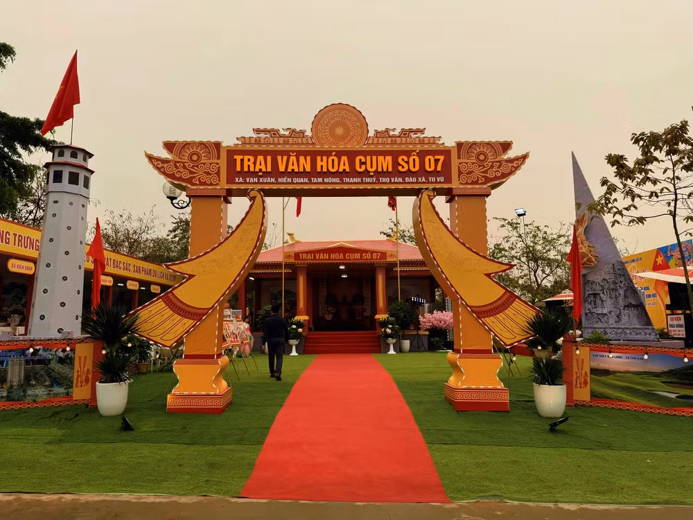 mot-goc-khong-gian-ruc-ro-tai-khu-vuc-hoi-trai-van-hoa-mot-trong-nhung-hoat-dong-tieu-bieu-thu-hut-du-khach-trong-khuon-kho-le-hoi-den-hung-nam-2026.jpg