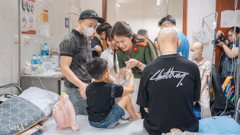 Những món quà tuy không lớn về vật chất nhưng thể hiện tình cảm, sự sẻ chia của cán bộ, chiến sĩ dành cho các em.