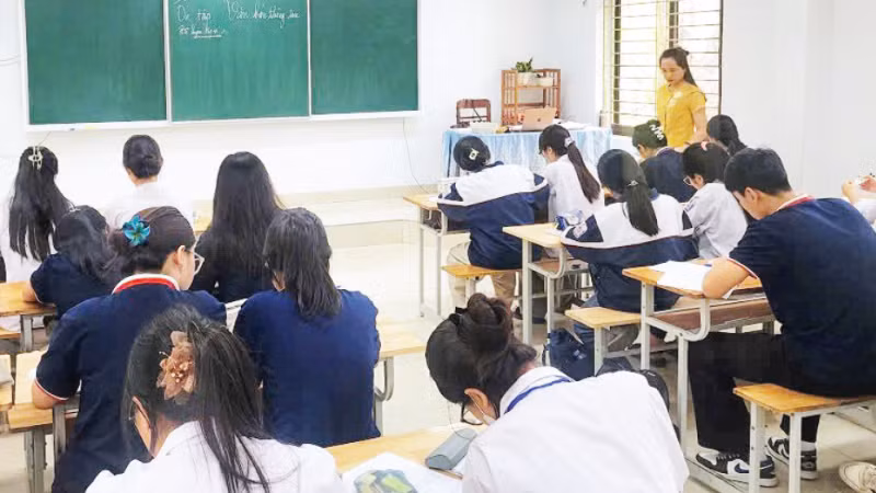 Giáo viên Trường THPT A Nguyễn Huệ, tỉnh Ninh Bình, quán triệt quy chế thi cho học sinh. (Ảnh: QUÝ TÙNG)